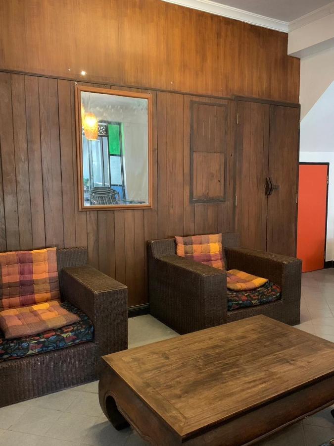Revolution Hostal *